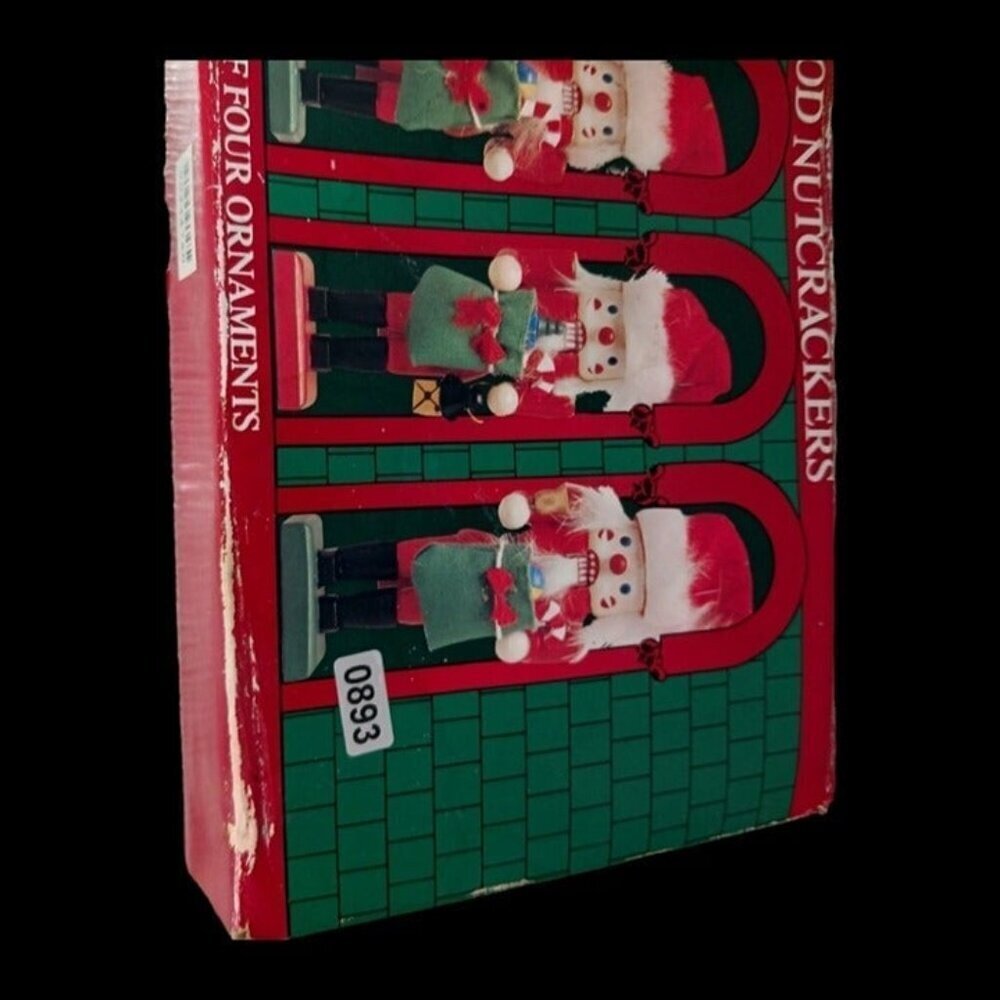 Wooden nutcracker set of 4 ornaments - Picture 6 of 6